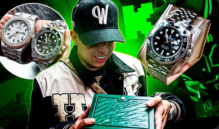 Westcol con gorra de la W abriendo una caja de reloj, sobre fondo verde de Kick